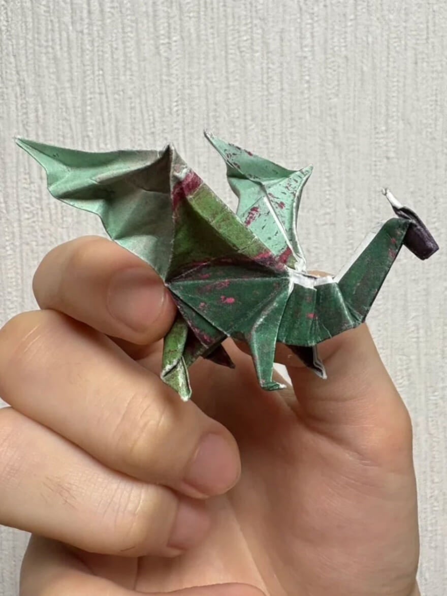 海谷遠音が作った折り紙のドラゴン。右向き。