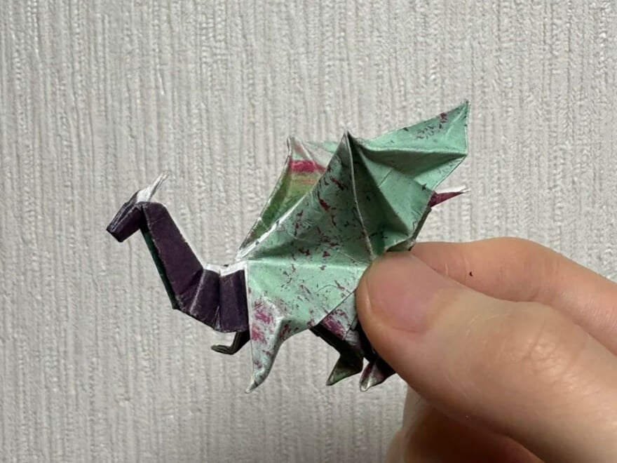 海谷遠音が作った折り紙のドラゴン。左向き。