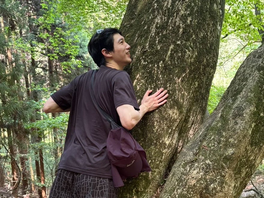 山にハグしちゃった。「オークリー」のサングラスは山でも街でも活躍[高橋璃央ブログ]