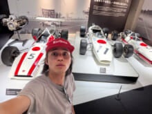 思わず、マルボロキャップと記念撮影。栃木でアイルトン・セナが乗っていたマシンと胸熱な邂逅！[中田圭祐ブログ]