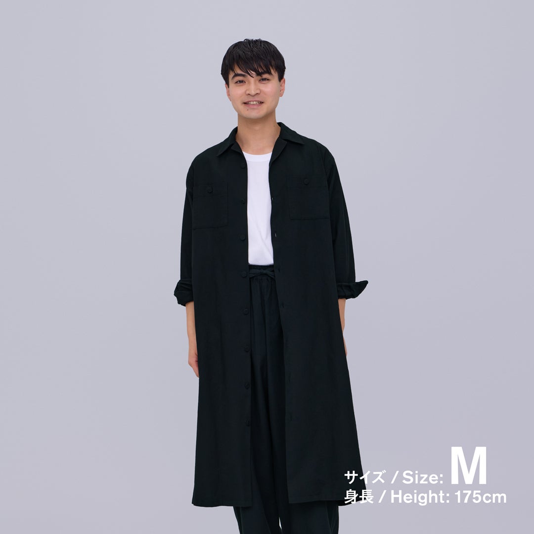 ファミリーマート／コンビニエンスウェアの綿麻 シャツコートのくろ着用