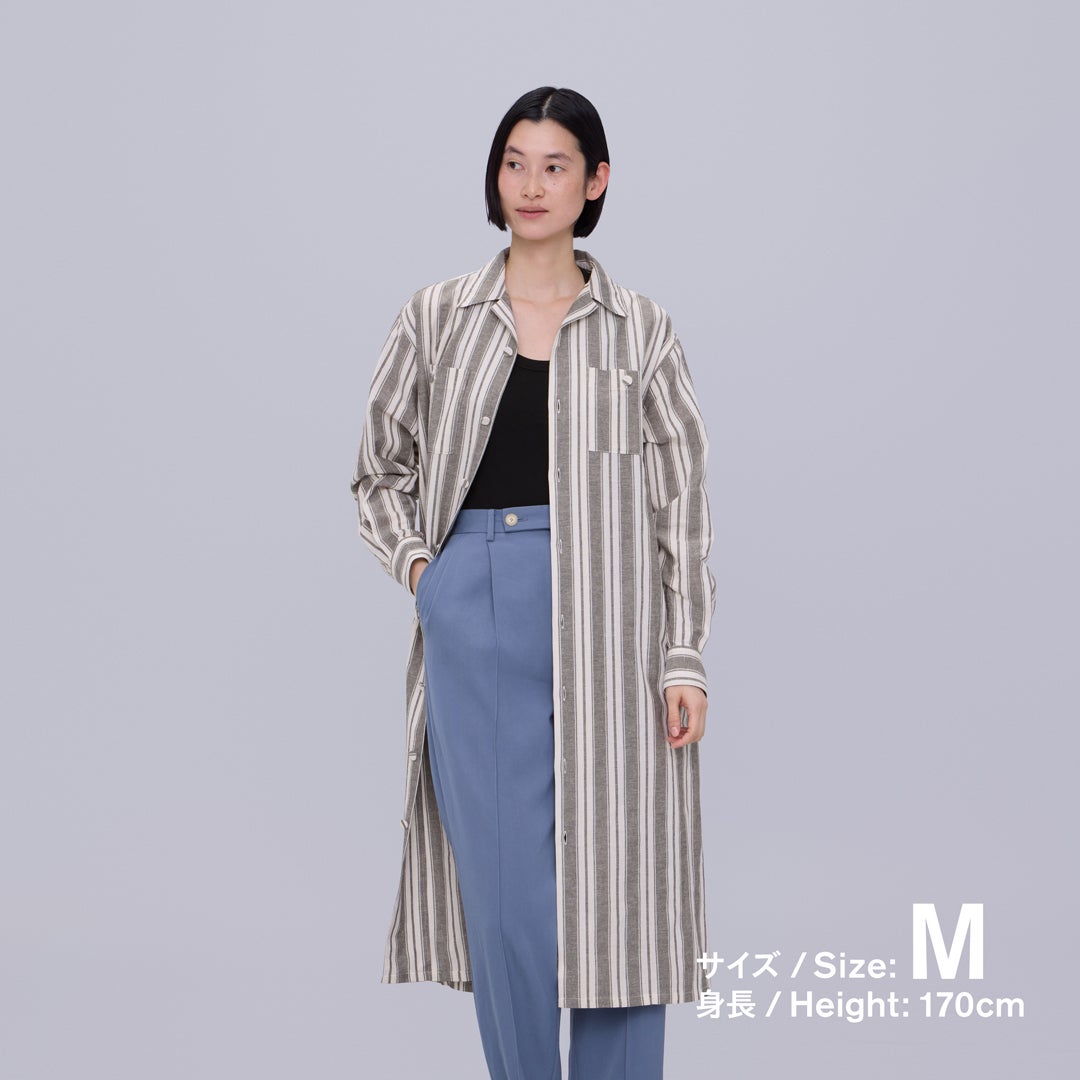 ファミリーマート／コンビニエンスウェアの綿麻 シャツコートのストライプ着用