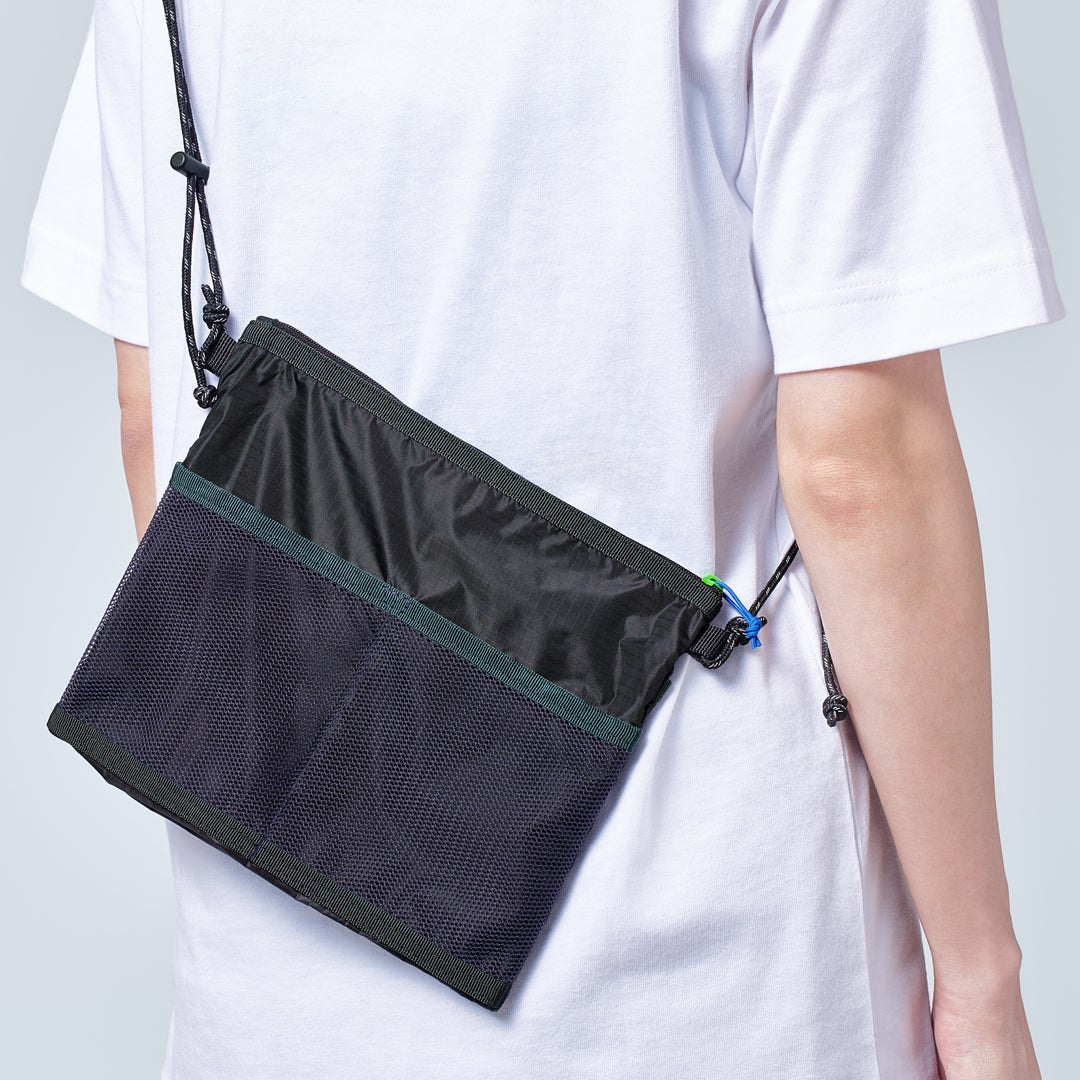 ファミリーマート／コンビニエンスウェアのサコッシュの着用