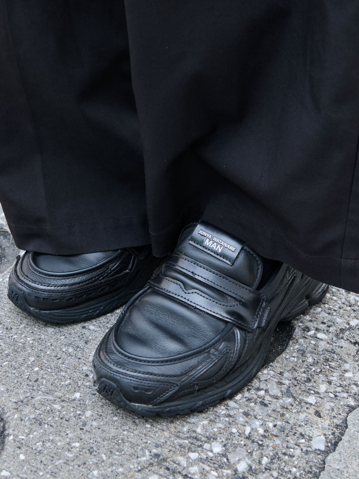 JUNYA WATANABE&times;ニューバランスのローファー型の黒スニーカー