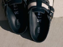 服好きの定番サンダルと言えばな「ビルケンシュトック」のボストン。50周年の新作は履くほどに愛着が湧く大人の逸品！
