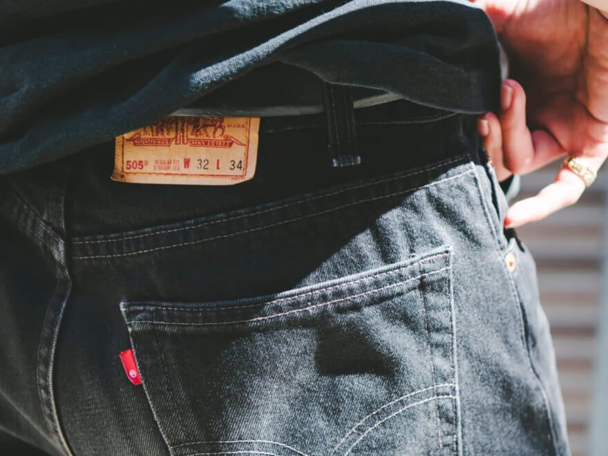 愛用「リーバイス®」の“501®じゃないほう”の正解着こなし３選。オシャレな人が買ってよかったデニムは別注バギー、夏も大活躍なショーツ...