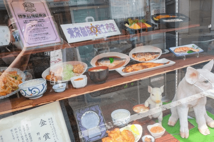 東京都中野区『野方食堂』店先に並ぶショーケース