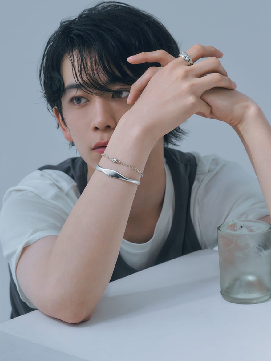 Jouete(ジュエッテ)のリングとブレスレット、バングルを着用する小方蒼介