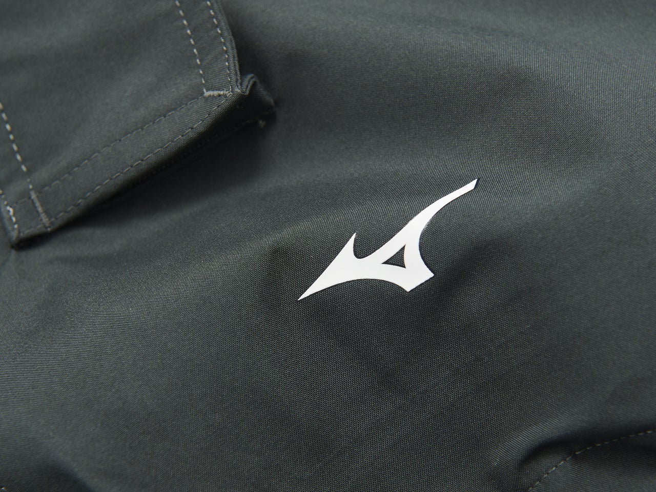 ミズノ&times;マーガレット・ハウエル、GORETEX JACKET、袖、ミズノロゴ