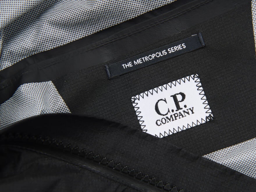 【シーピーカンパニーの防水名品】「C.P. Company」の新作はパーテックス採用のソフトな防水ジャケット。珍しいコンバーチブルデザインも魅力。/OW MEDIUM JACKET IN PERTEX