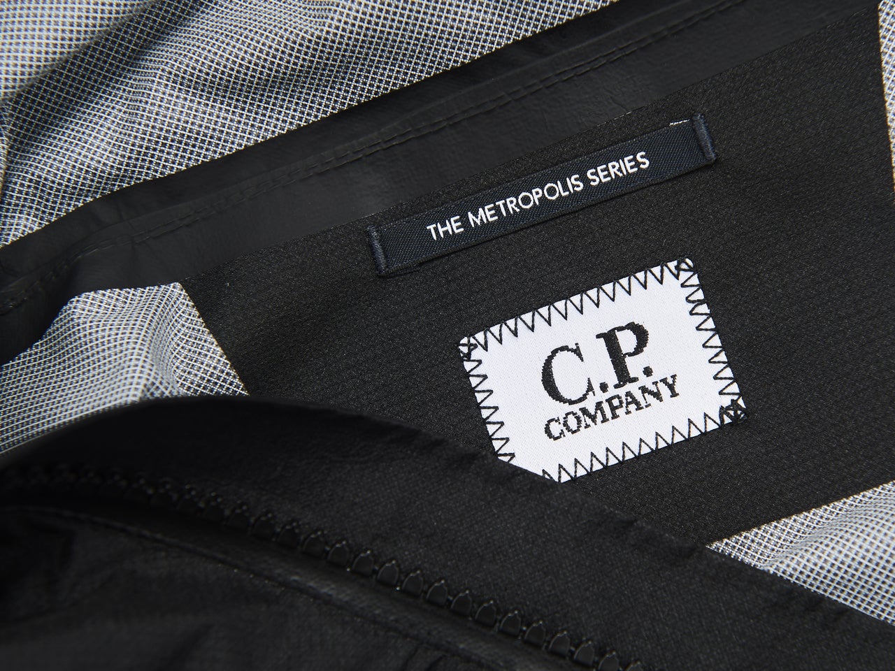 【シーピーカンパニーの防水名品】「C.P. Company」の新作はパーテックス採用のソフトな防水ジャケット。珍しいコンバーチブルデザインも魅力。／OW MEDIUM JACKET IN PERTEX