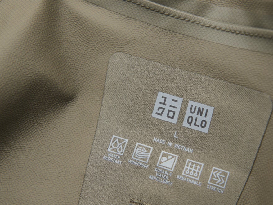 【ユニクロの防水名品】雨風を防ぎ、湿気は逃す最強の「UNIQLO」アイテム！／ブロックテックパーカ