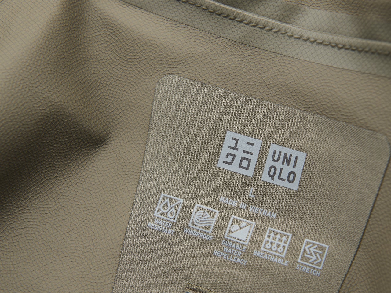 【ユニクロの防水名品】雨風を防ぎ、湿気は逃す最強の「UNIQLO」アイテム！／ブロックテックパーカ