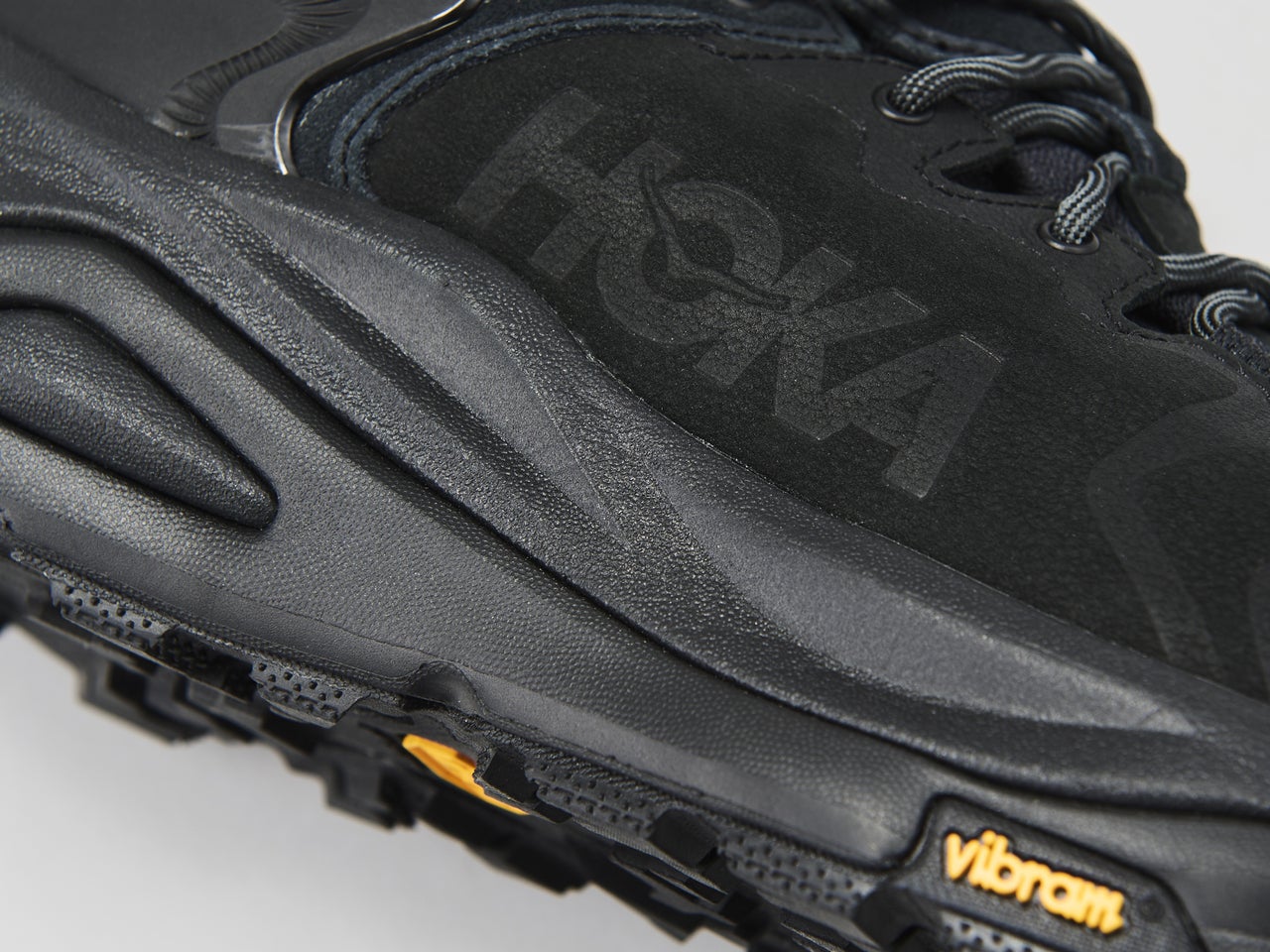 【ホカの防水名品】ゴアテックスらしからぬ“やわらかフィット”な黒スニーカーを本音レビュー！／HOKA カハ 3 ロー GTX