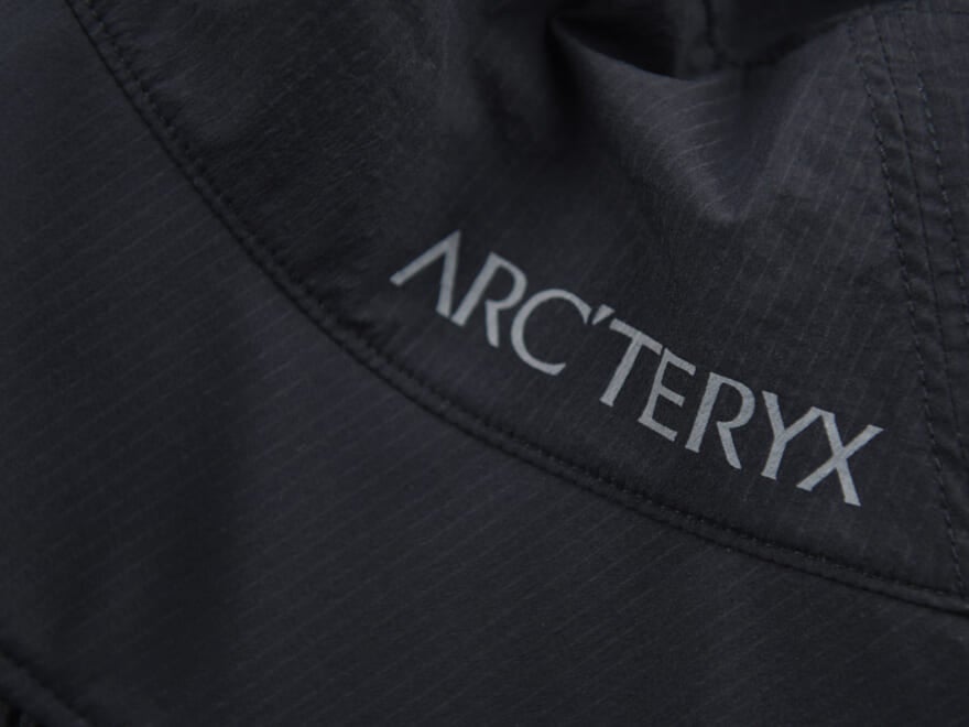【涼しい!アークテリクスのバケハ】“蒸れにくくシワになりにくい”黒ハットは夏のマストバイ!/ARC’TERYX シンソロ バケットハット