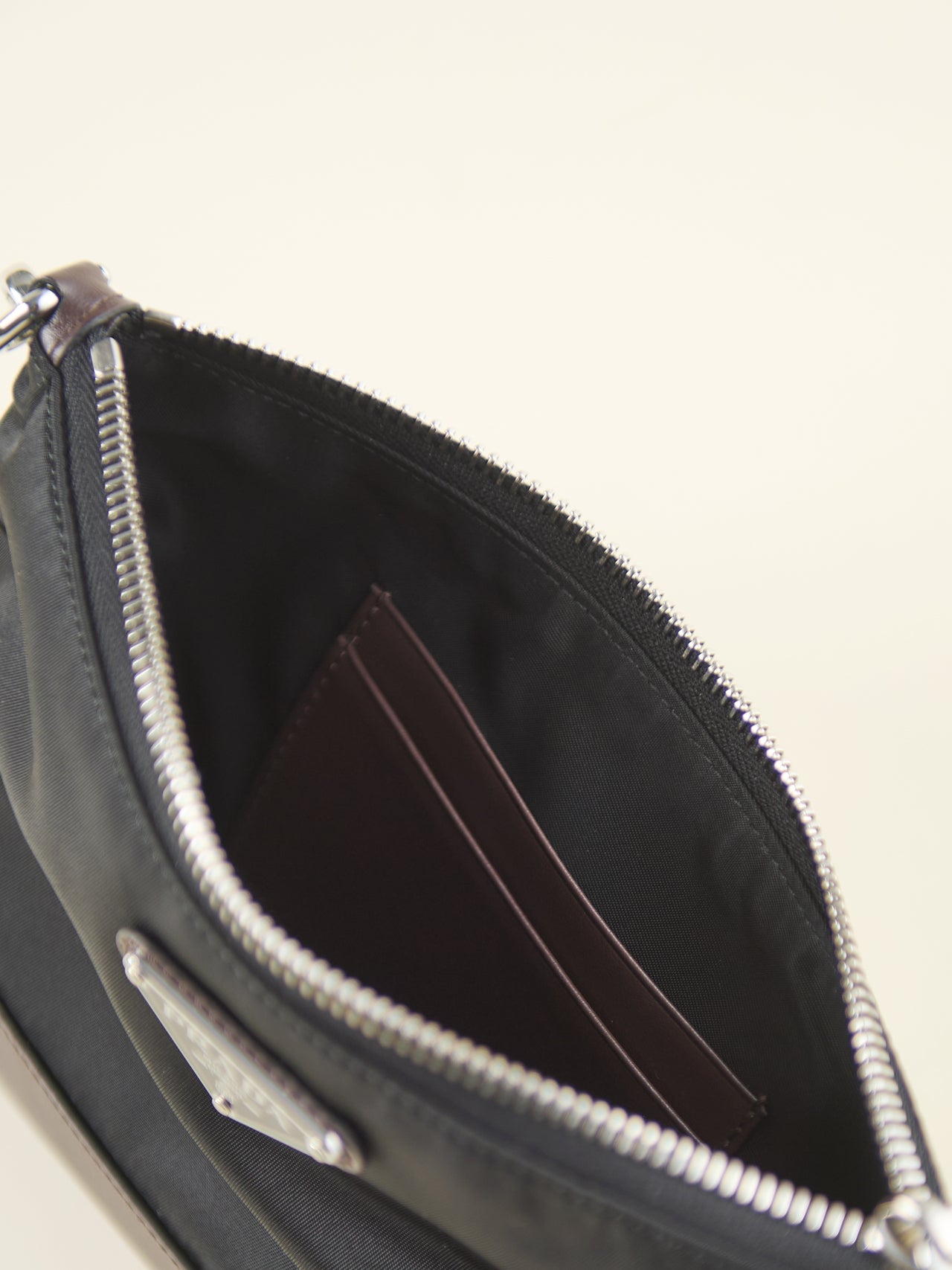 プラダ スピードロック Re-Nylon スマートフォンケースのメインコンパートメント