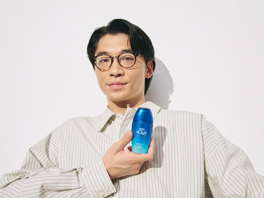 日焼け止め「スキンアクア ヒアルロンセラムUV」を手に取る、芸人・さや香の新山さん(1)