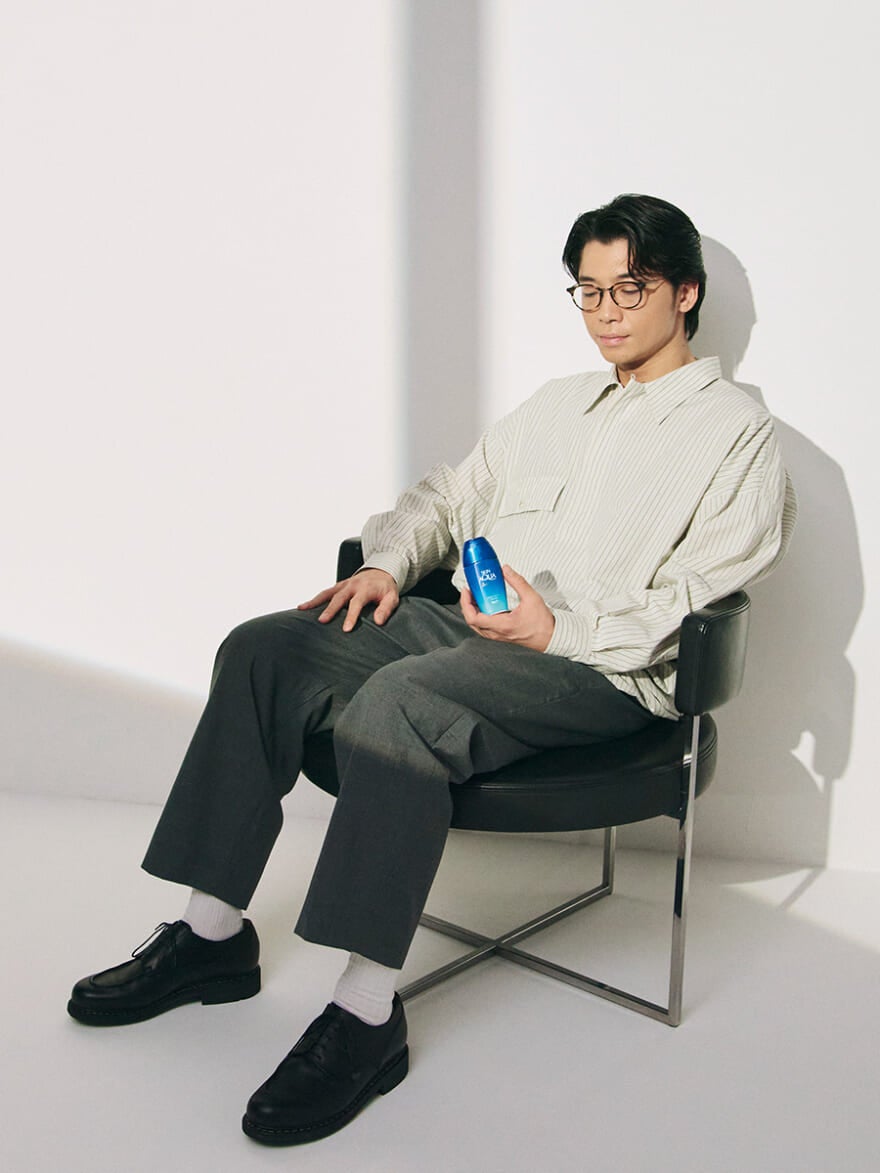 インタビュー中に「スキンアクア ヒアルロンセラムUV」を手に取る新山さん