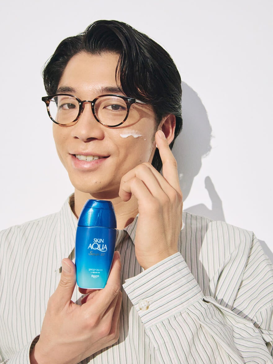日焼け止め「スキンアクア ヒアルロンセラムUV」を顔に塗布する新山さん