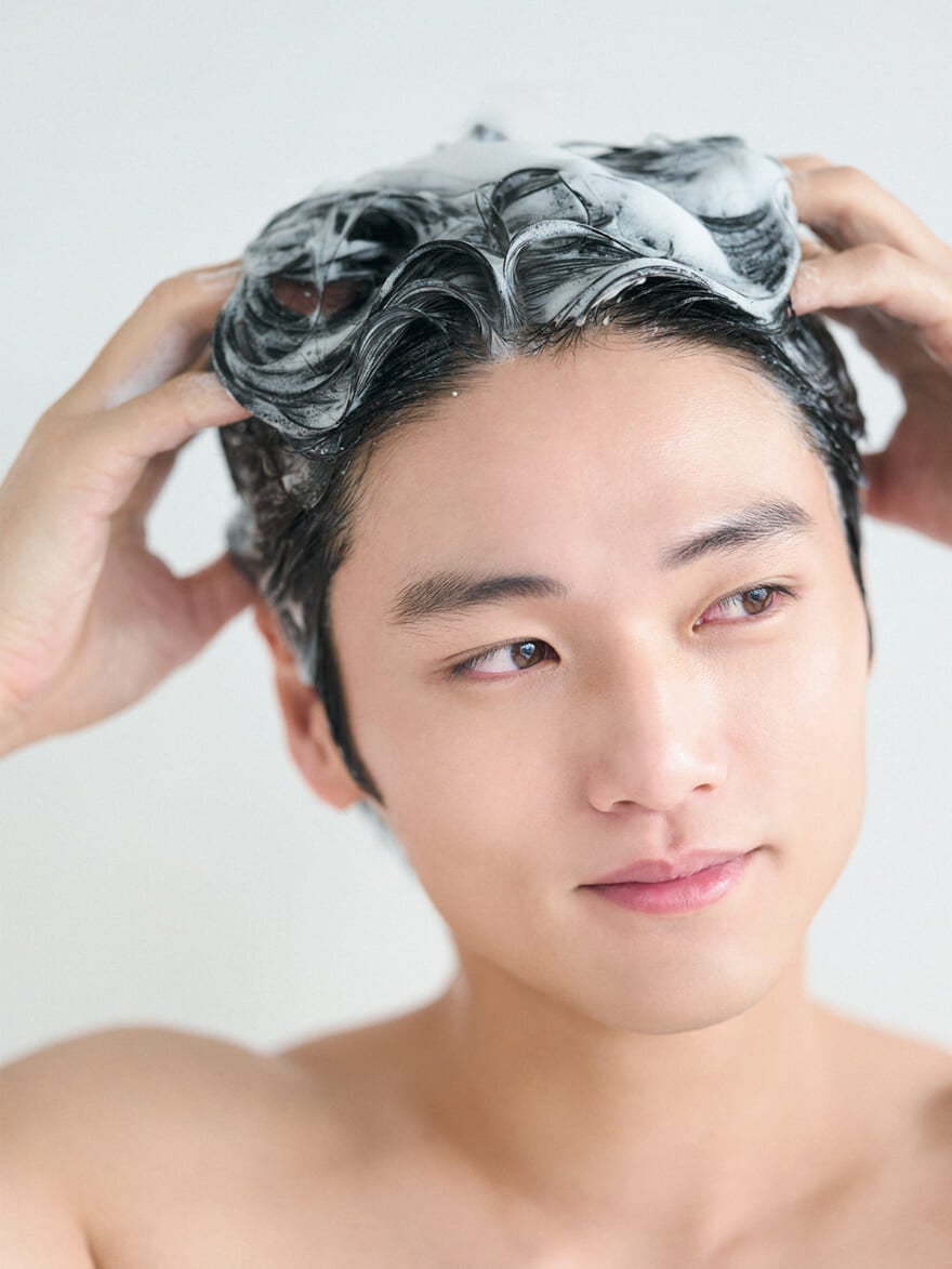 メンズの頭皮をいたわり、「サクセス24 フレッシュフィールシャンプー」で髪を洗う中川大輔