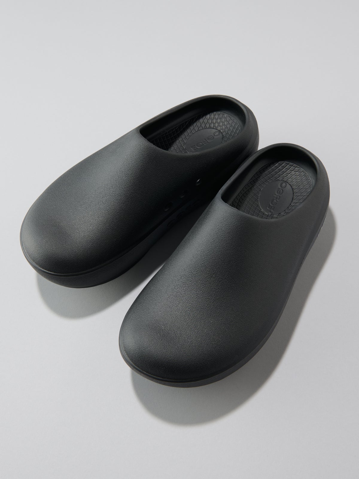 ウーフォスの黒いリカバリーサンダルOOcloog PLUSのアッパー