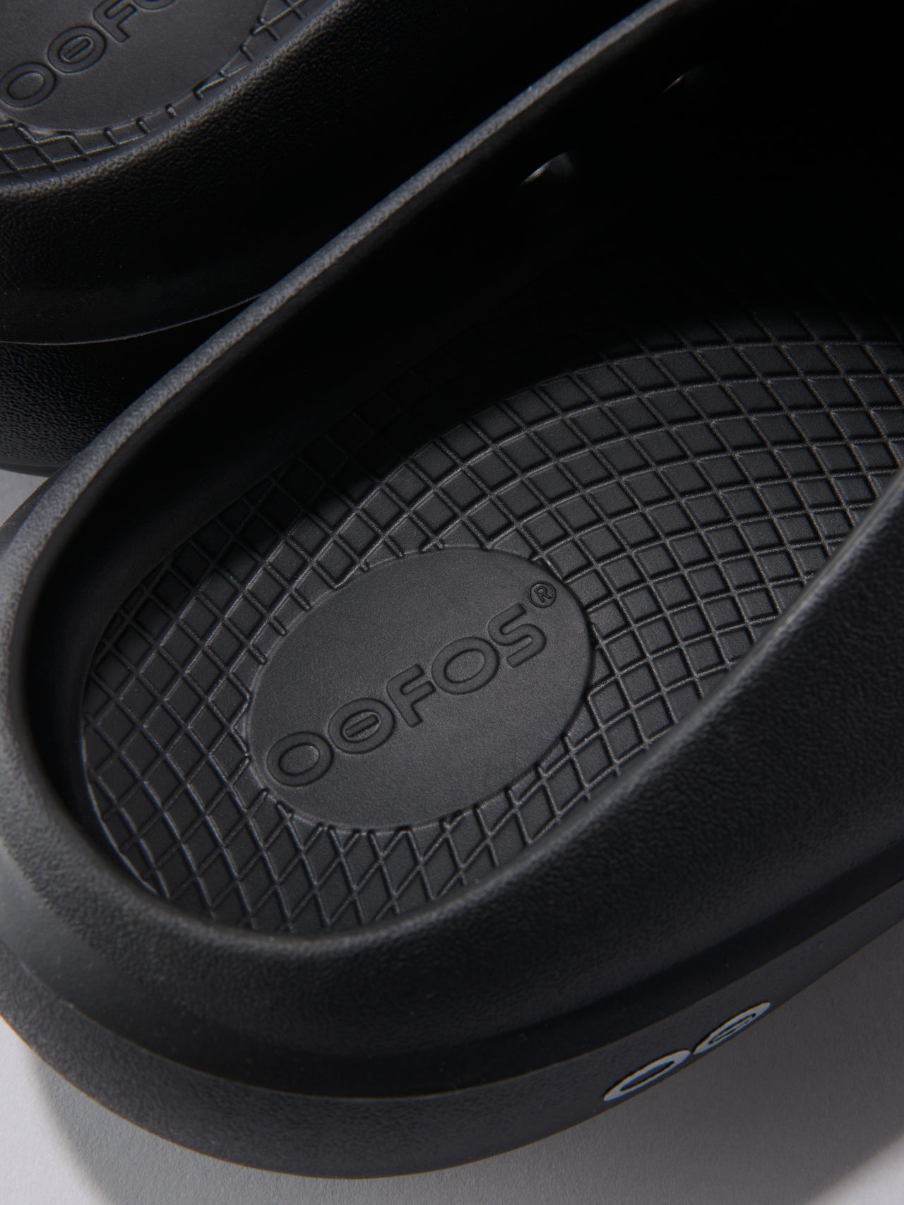ウーフォスの黒いリカバリーサンダルOOcloog PLUSのフットベッド