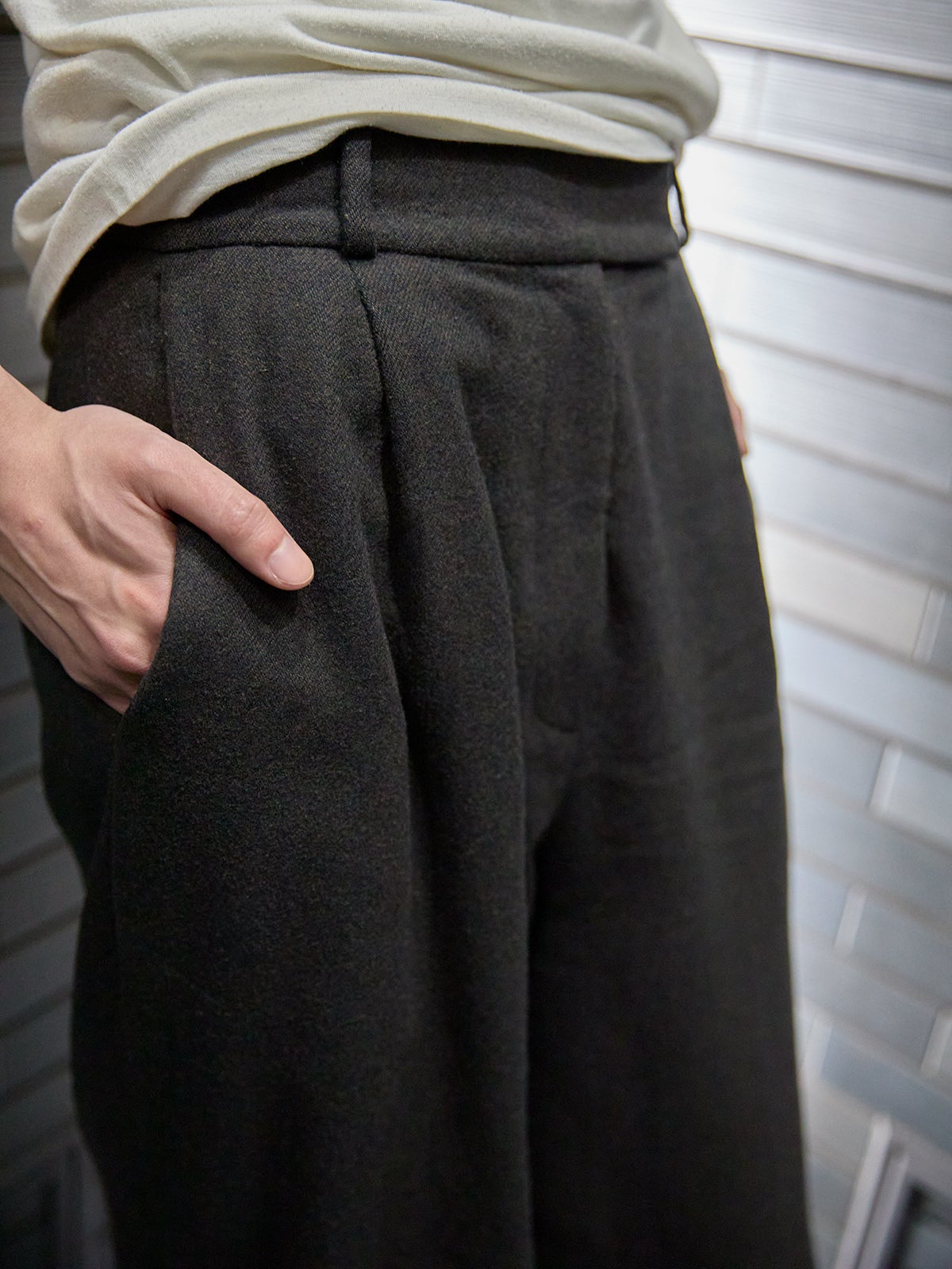 A.P.C.(アーペーセー)のスラックスのタック