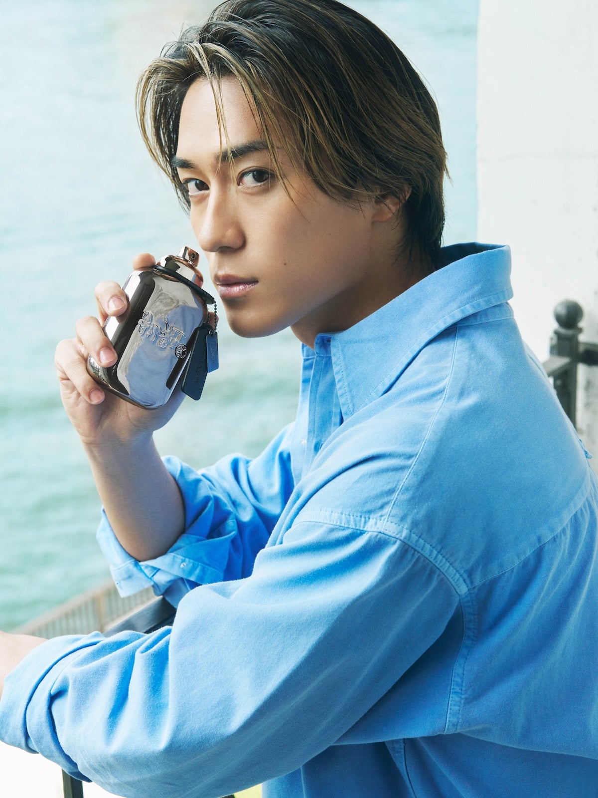コーチのメンズ香水「コーチ ピュア プラチナム パルファム」を持っている砂田将宏さん