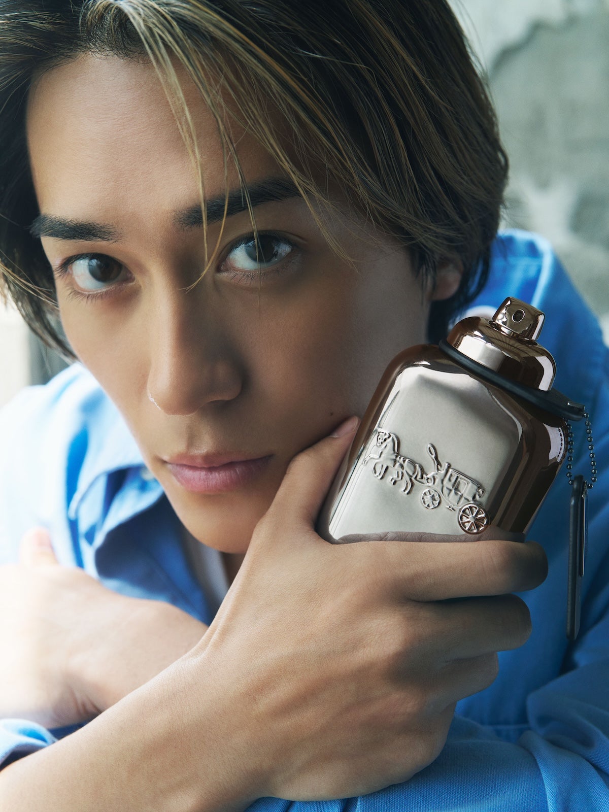 コーチ ピュア プラチナム パルファムを持っている砂田将宏さんの顔寄り