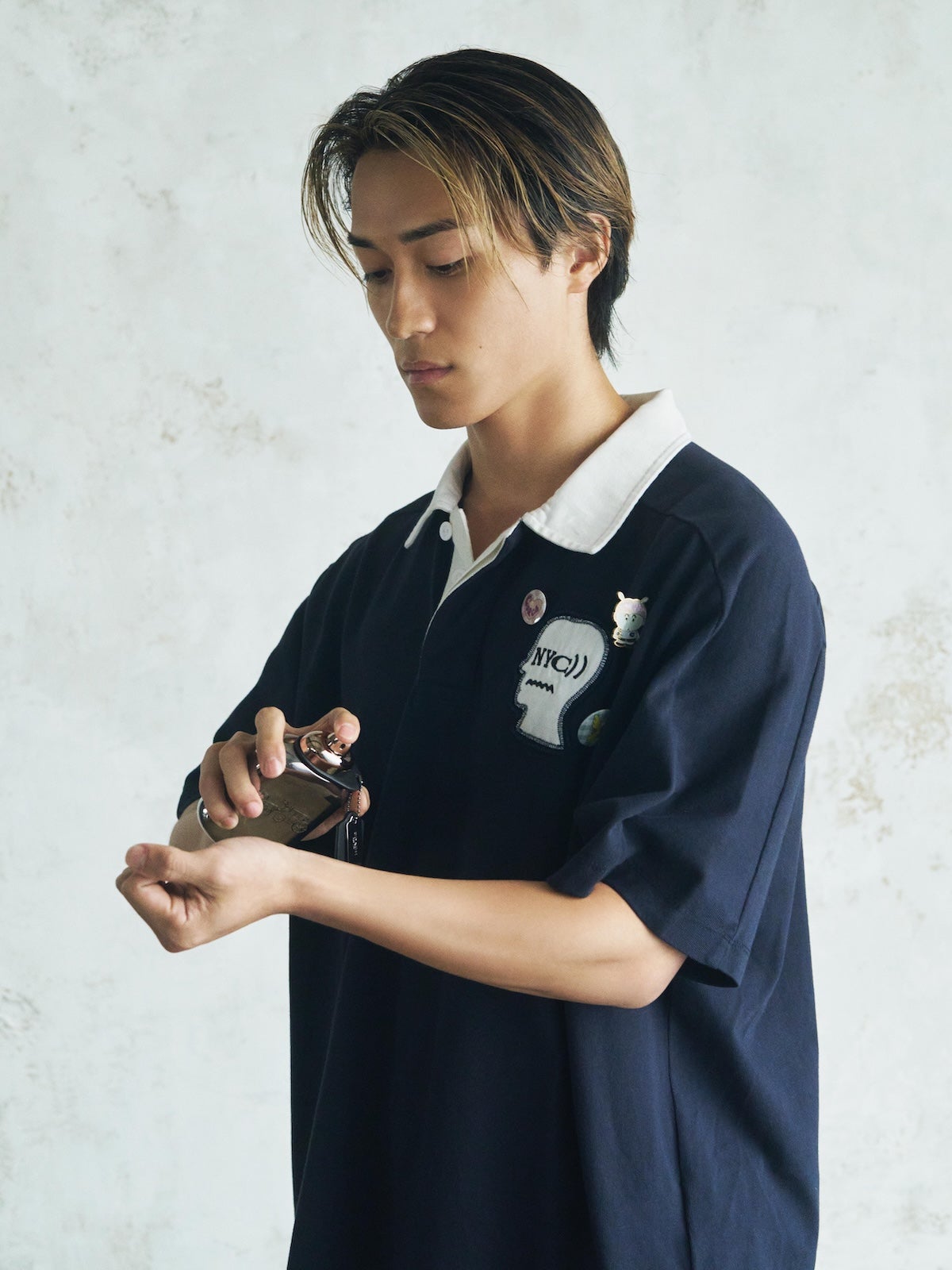 コーチ ピュア プラチナム パルファムを塗布する砂田将宏さんのイメージ