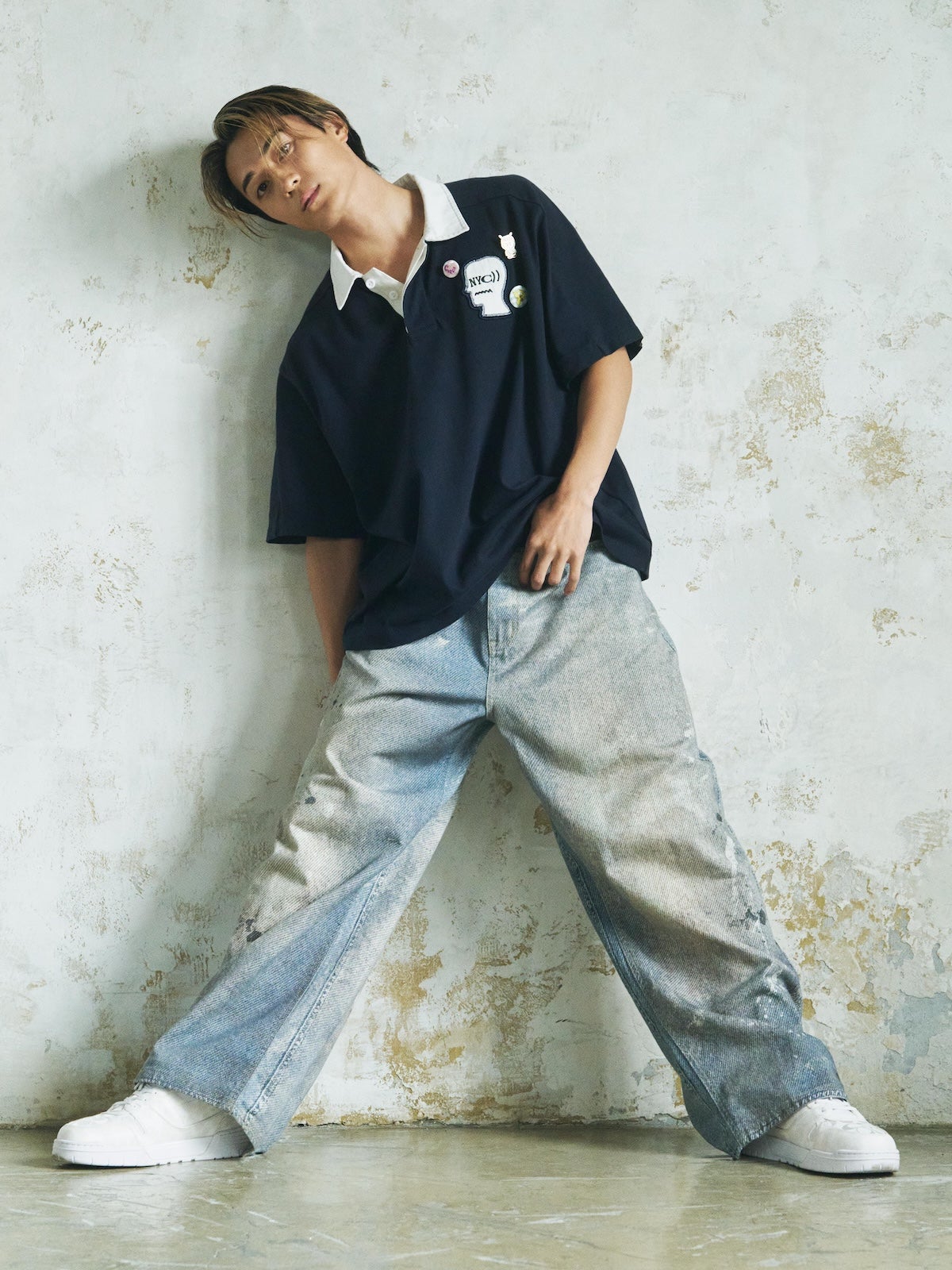 COACHの新作デニムとラガーシャツを着用した砂田将宏さんの全身イメージ