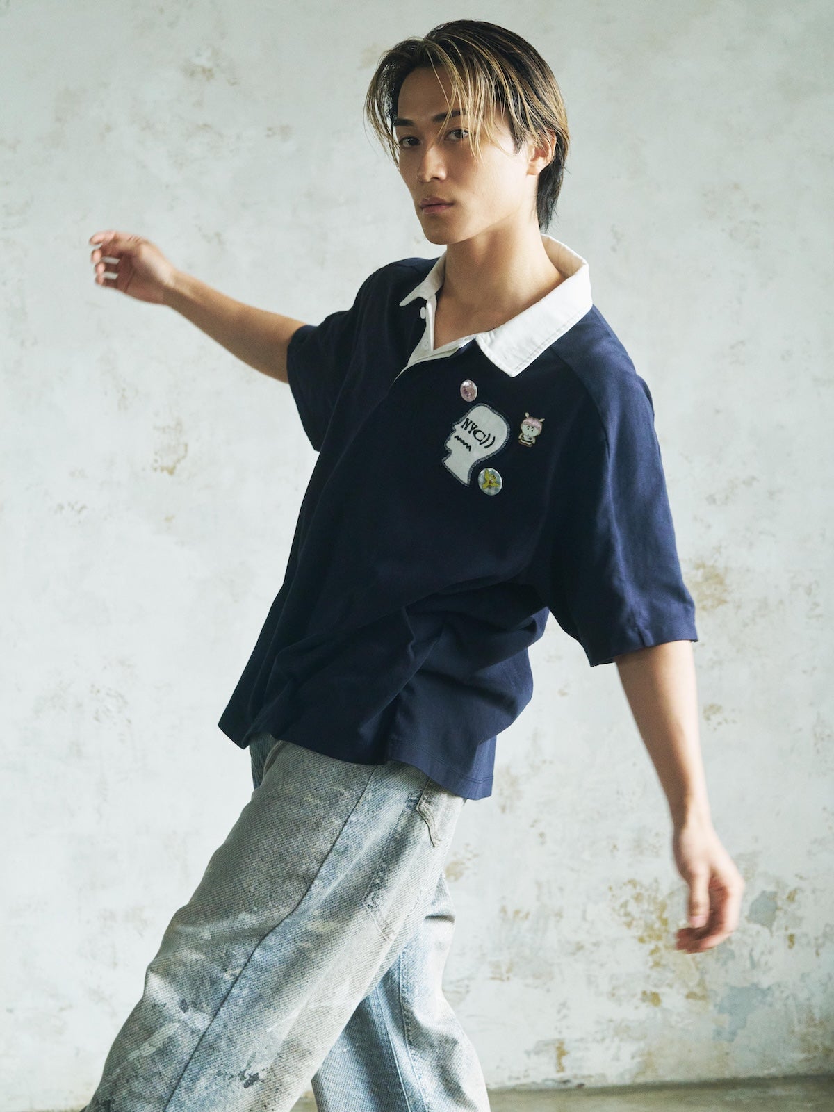 COACHの新作ラガーシャツを着用した砂田将宏さんの上半身イメージ