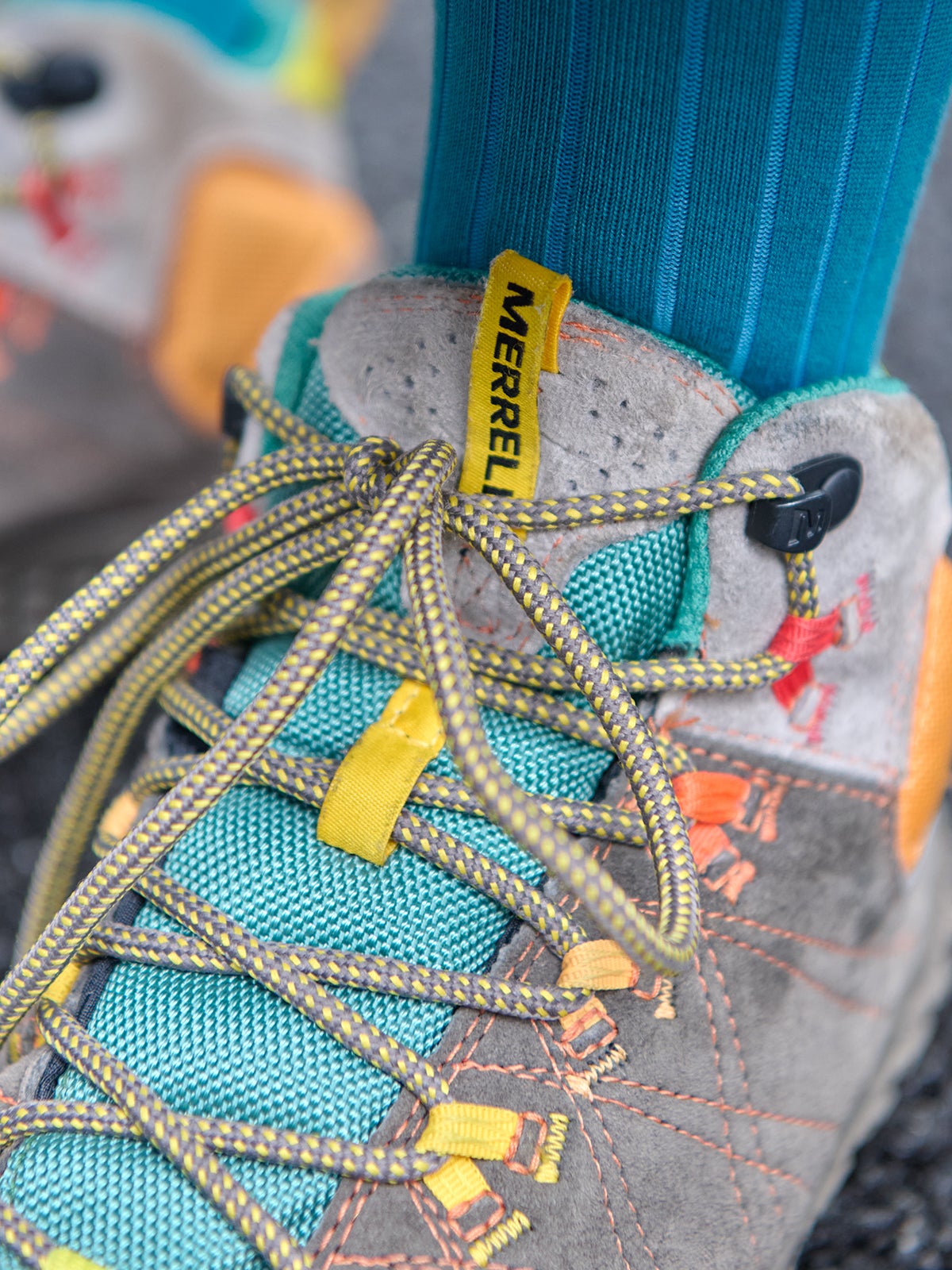 White Mountaineering &times;  MERRELLの愛用スニーカー&nbsp;「WRAPT MID WATERPROOF」のタグ寄り
