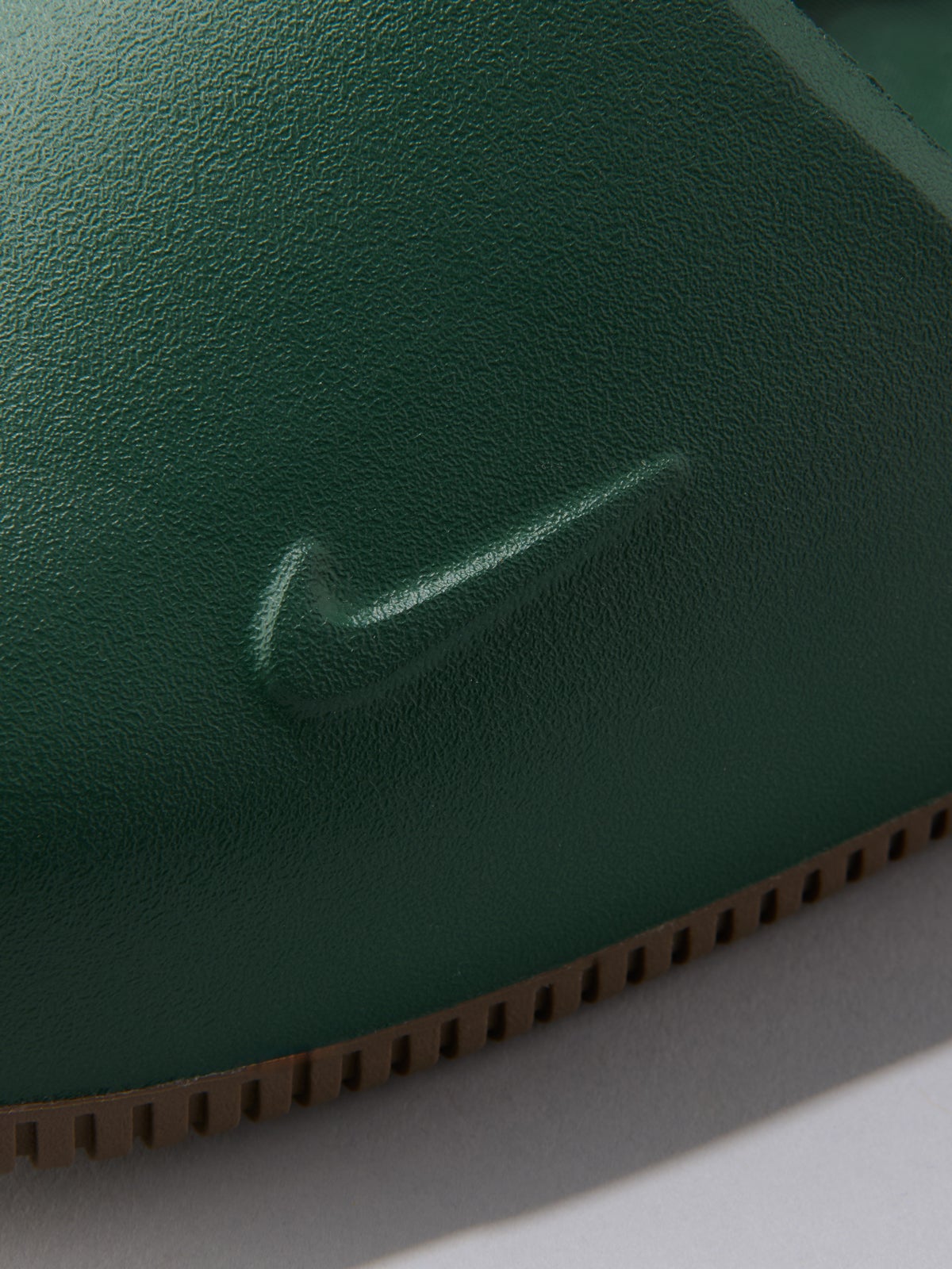 ナイキの新作サンダル/NIKE CALM SLIDE 2.0のサイドロゴ