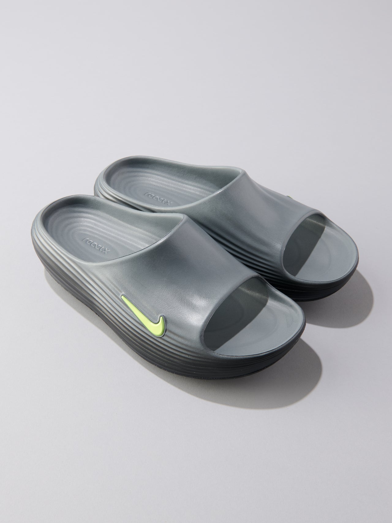 ナイキの新作サンダル／NIKE REACTX REJUVEN8 SLIDEの俯瞰