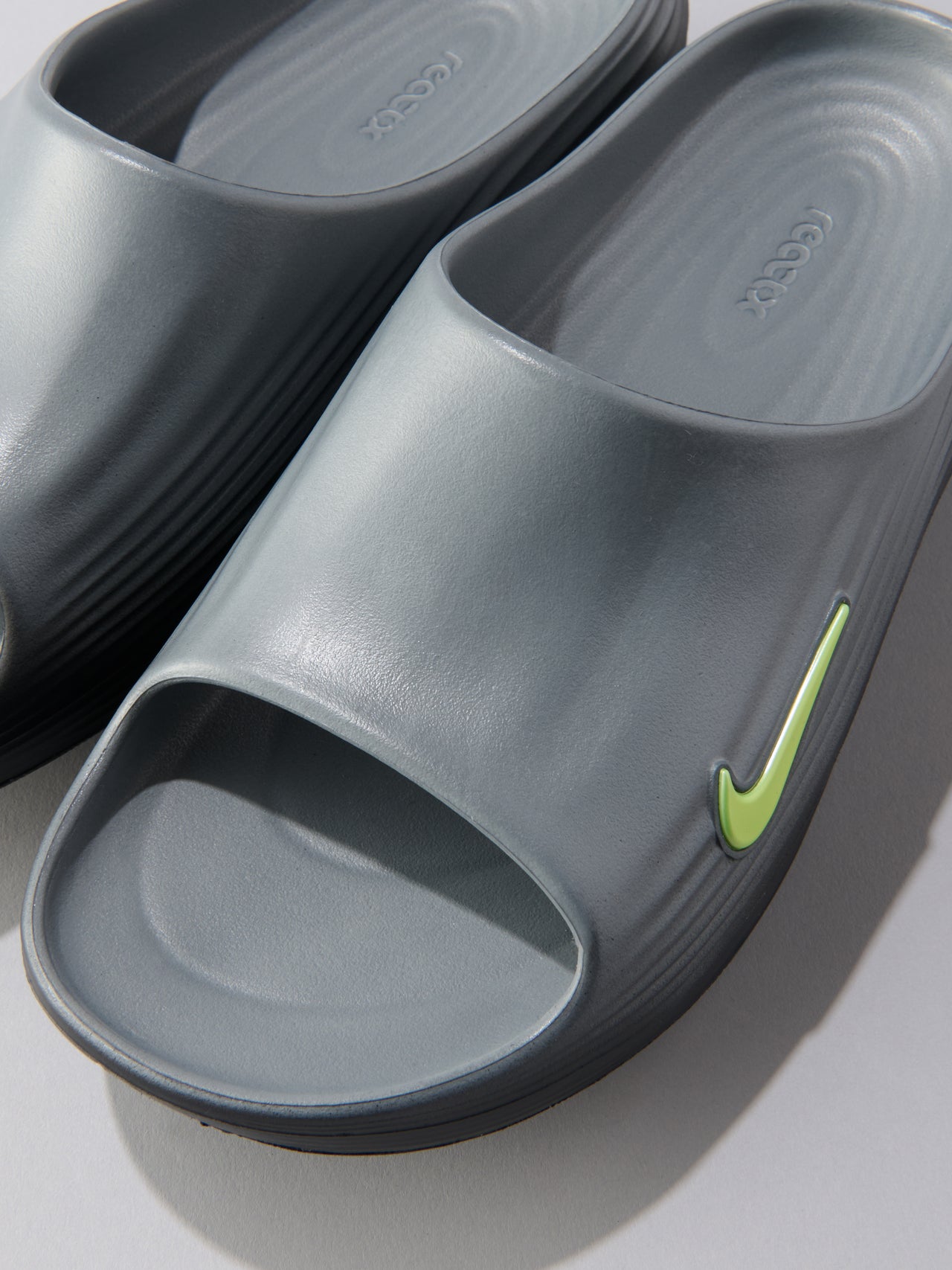 ナイキの新作サンダル／NIKE REACTX REJUVEN8 SLIDEのストラップ