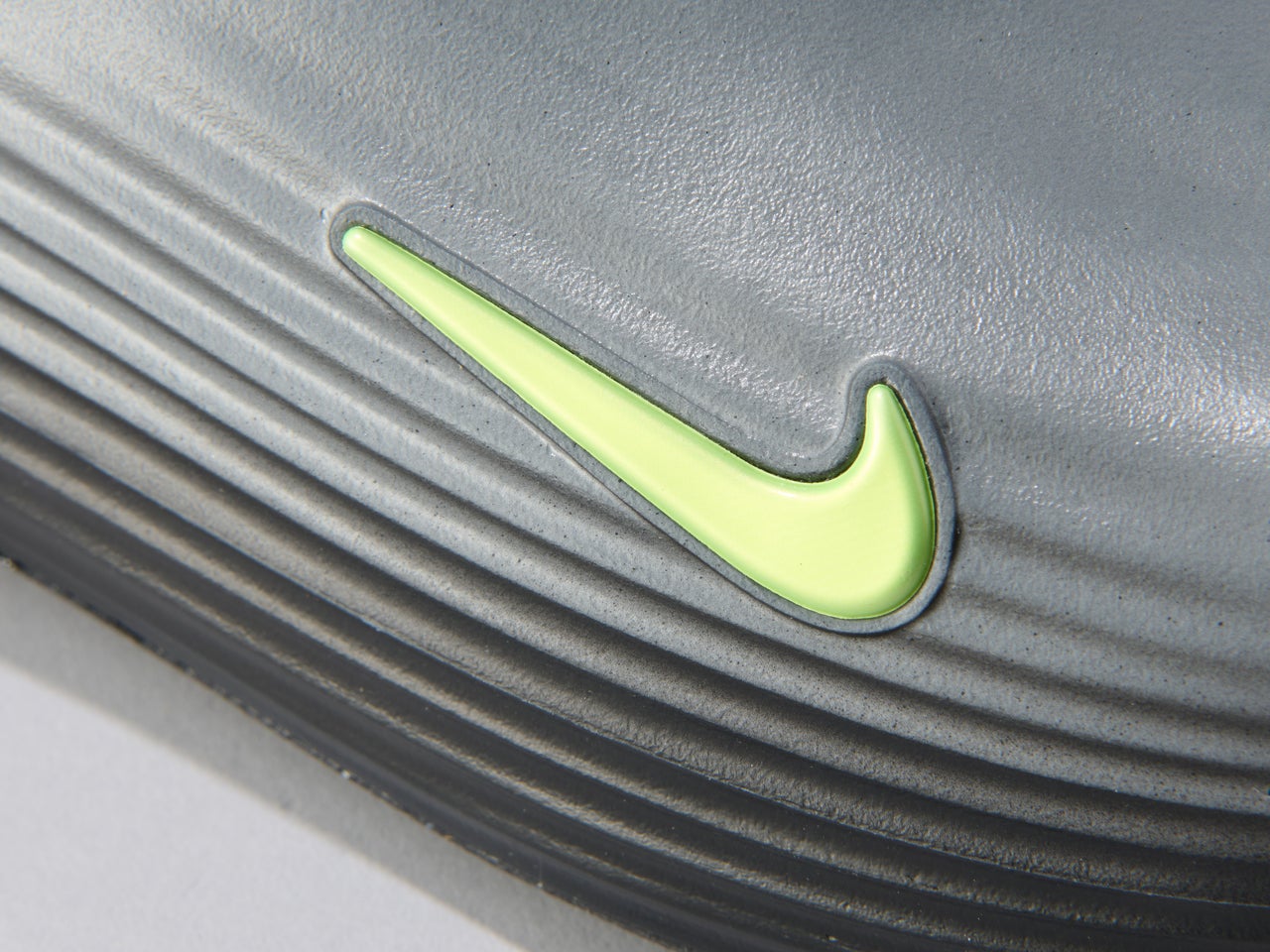 ナイキの新作サンダル／NIKE REACTX REJUVEN8 SLIDEのサイドロゴ