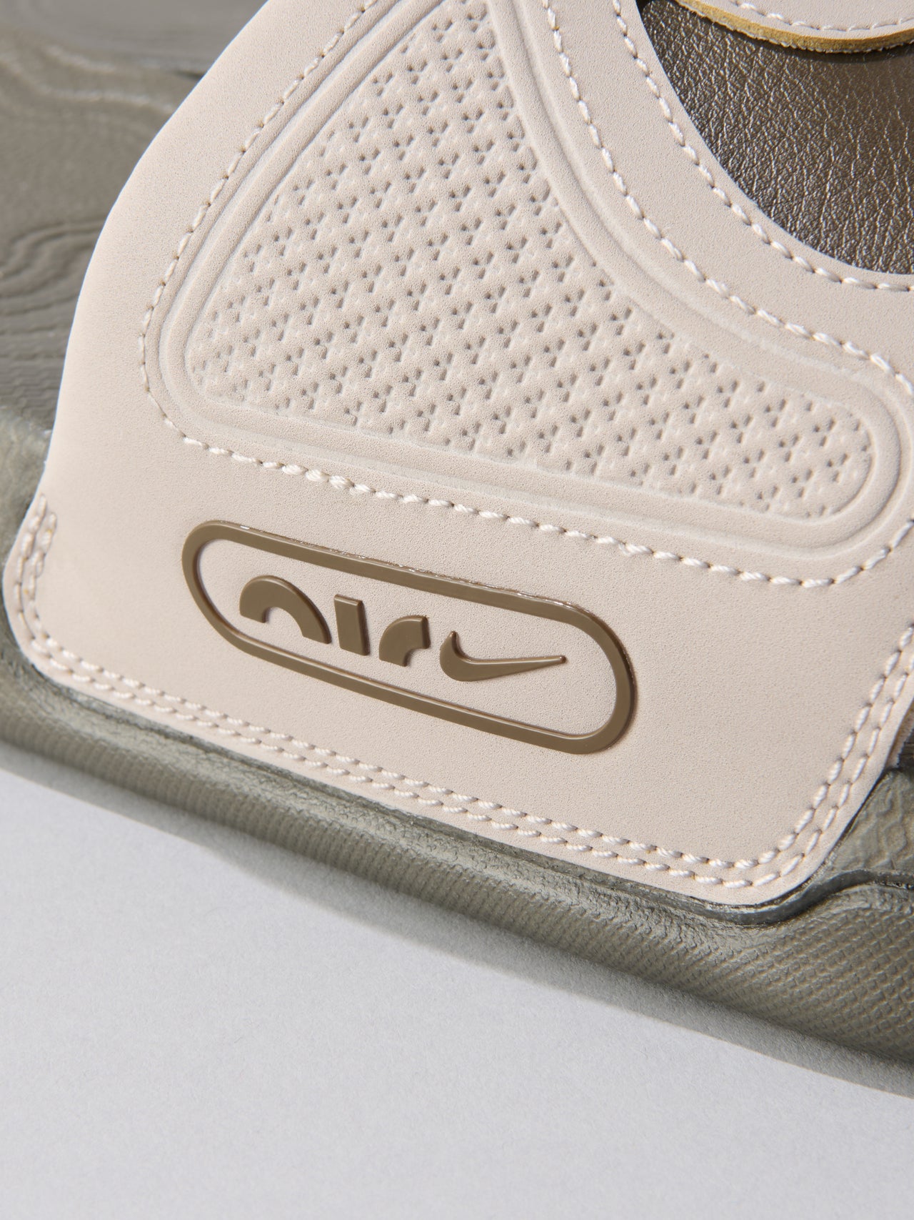 ナイキの新作サンダル／NIKE AIR MAX CIRRO SLIDEのサイドロゴ