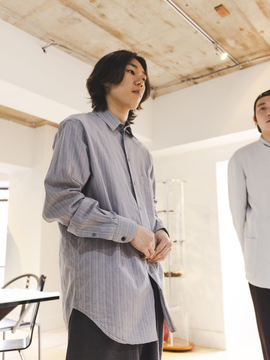 シャツを試着する根本さん