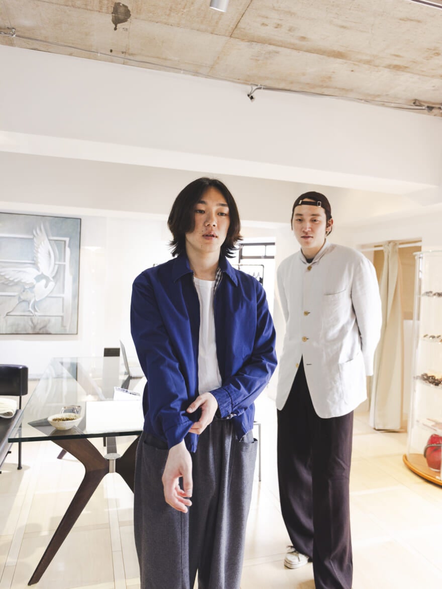 リバーシブルのブルゾンを裏返して着てみる根本さん