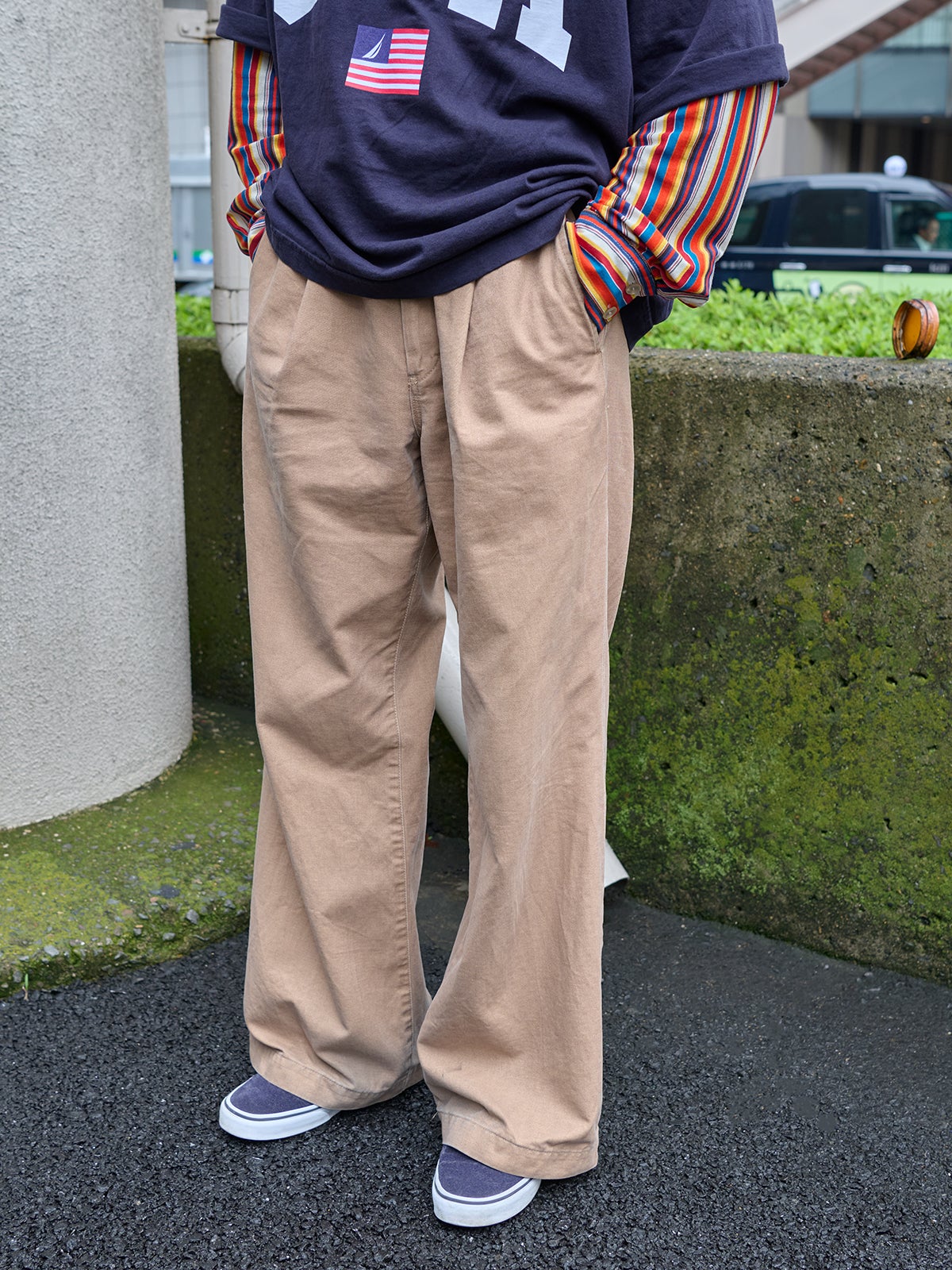 ヴァンズの愛用スニーカー「オーセンティック」SUEDE PEACOAT着こなしパンツ