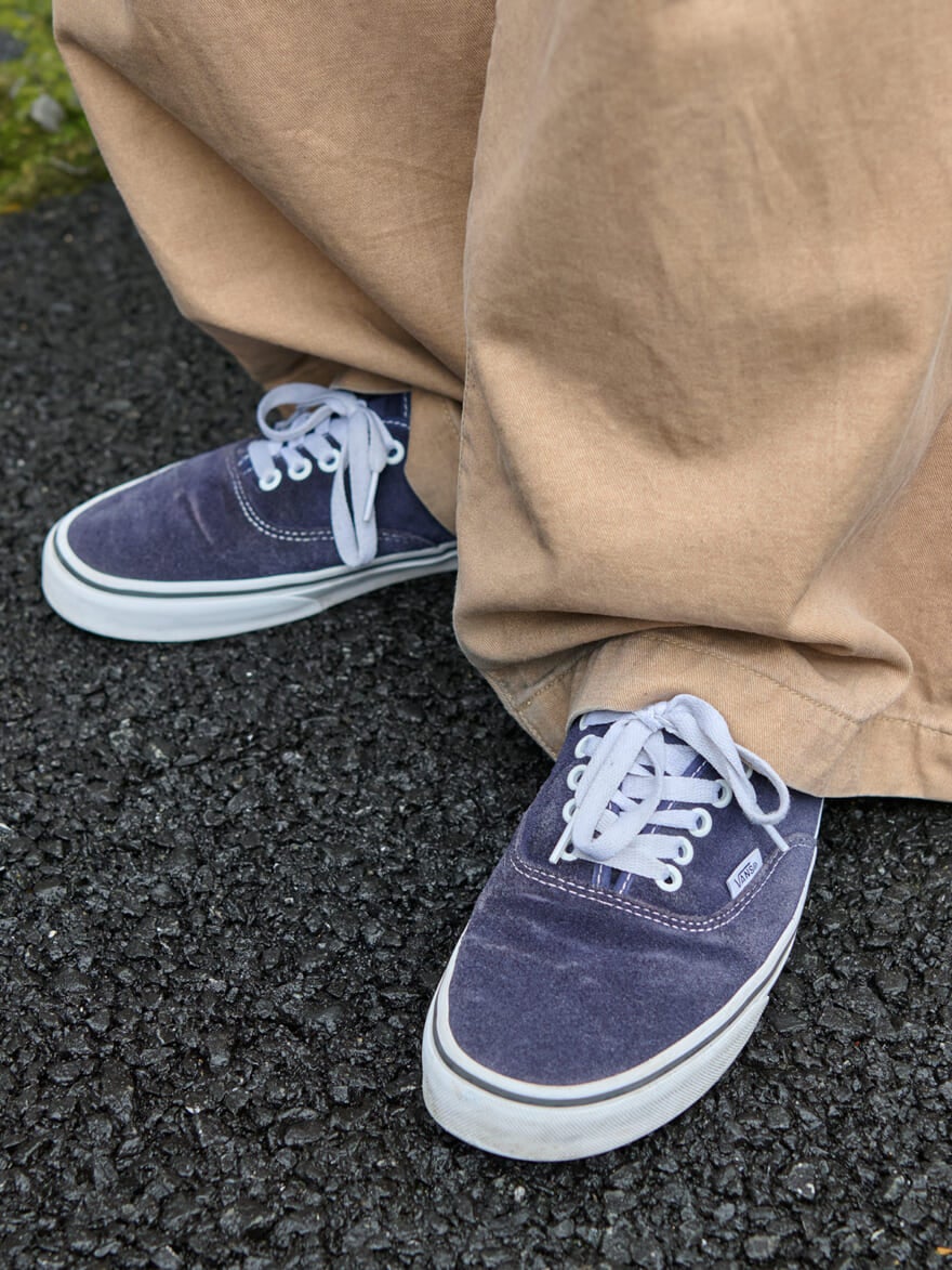 ヴァンズの愛用スニーカー「オーセンティック」SUEDE PEACOAT寄り