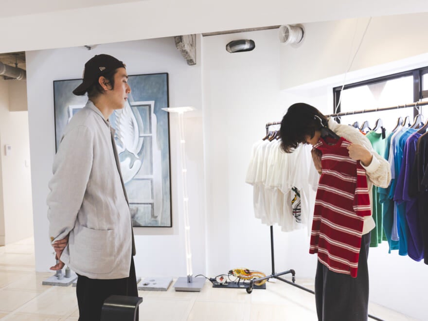 ボーダーTシャツを試着する根本さん