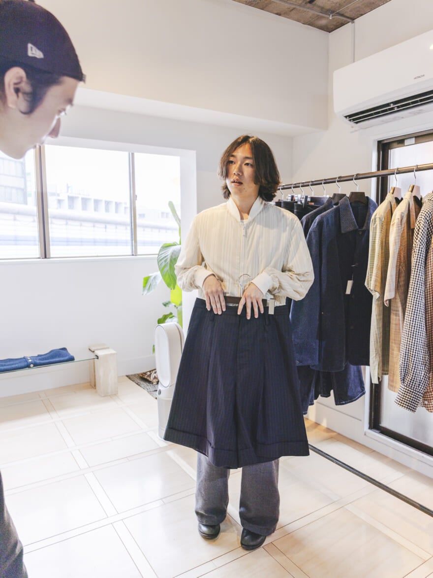 新品のショーツを手に取る根本さん