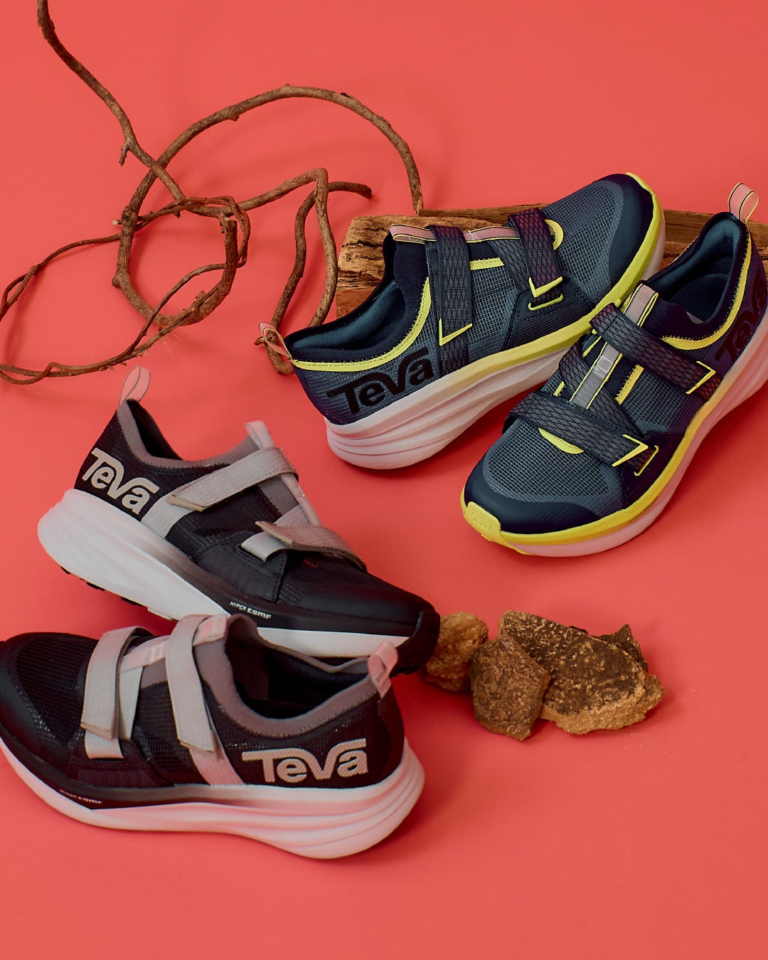 Tevaランニングサンダル ベース 新作 「Aventrail R2T Shoe」BILLY’S ENT 限定モデル オレンジ背景 靴