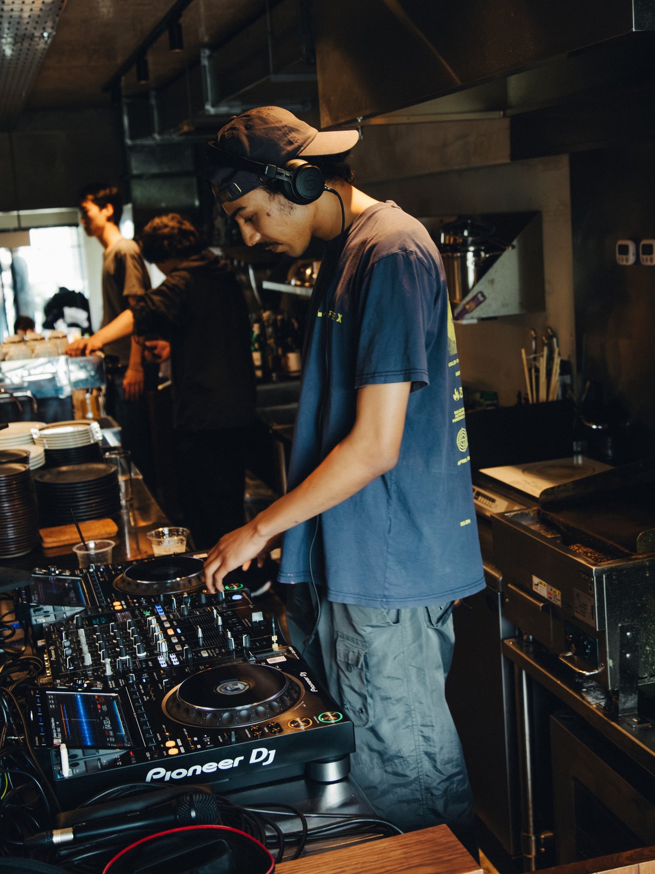 朝ランのあとにコーヒーとDJ?相棒は「ホカ」の新作シューズ『CLIFTON 11』。チルな休日の朝を過ごしてみた!