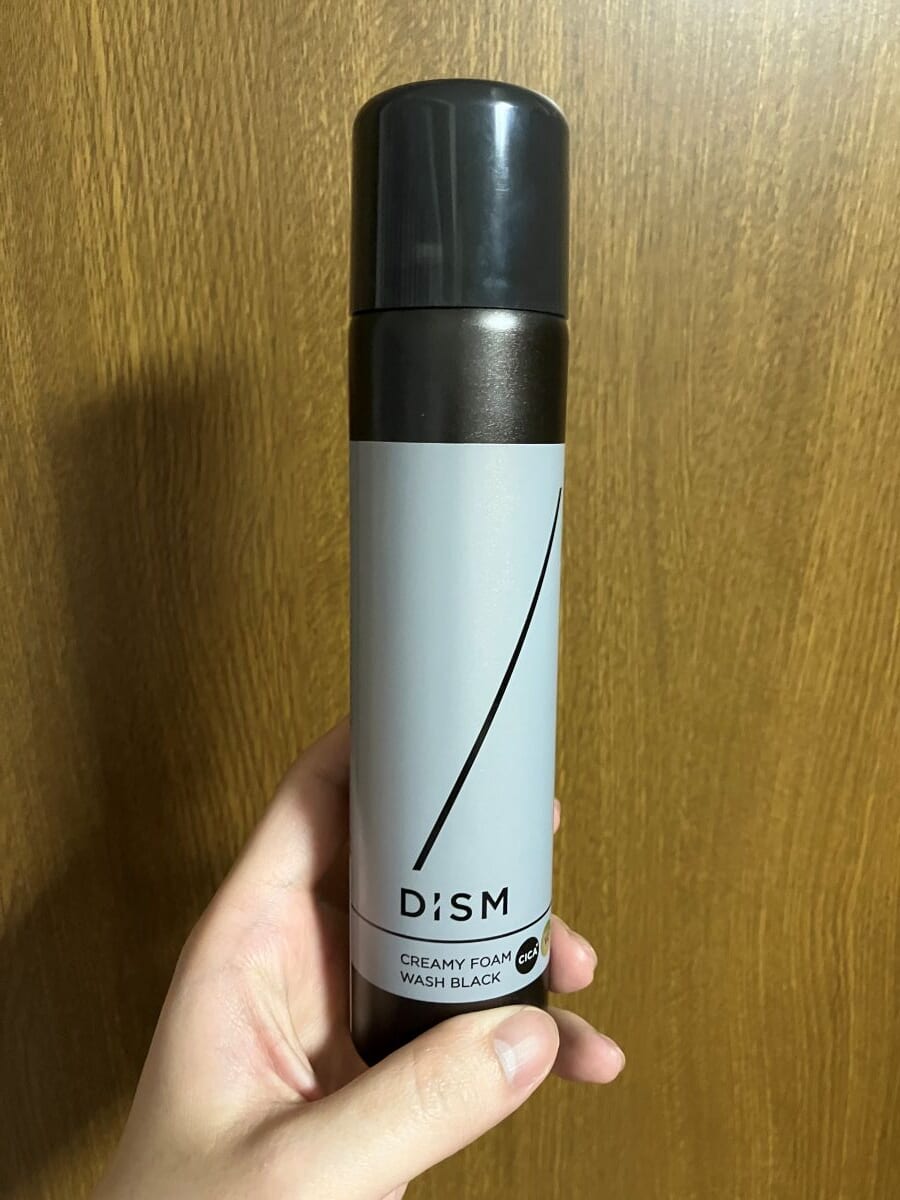 DISM クリーミーフォームウォッシュ ブラックを手に持った画像