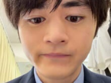 『リーガルビート –逆転の法廷–』。いろんなことを考えながら吃音の弁護士を演じます[鈴鹿央士ブログ]