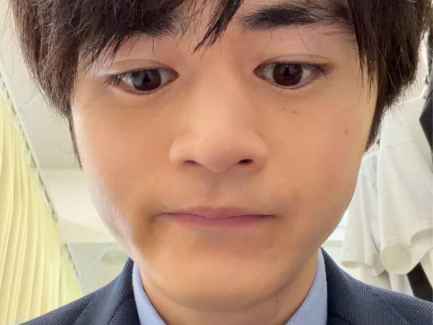 『リーガルビート –逆転の法廷–』。いろんなことを考えながら吃音の弁護士を演じます[鈴鹿央士ブログ]