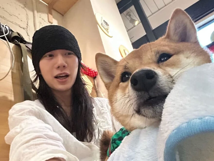 こんなに癒されるとは思っていなかった！ 人生初めての犬カフェへ。[籠宮壮太朗ブログ]